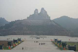 Estatua de los emperadores amarillos Yan y Huang