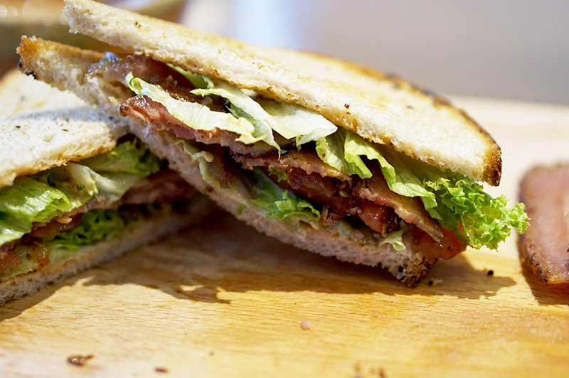 Gegrilltes Bacon-Sandwich mit Tomate und Salat aka BLT Sandwich