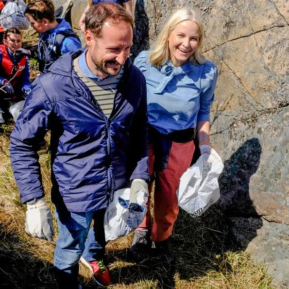 Crown Princess Mette-Marit and Prince Haakon visited Stangholmen together with 4th grade pupils of Risør Primary School in order to clean plastic wastes