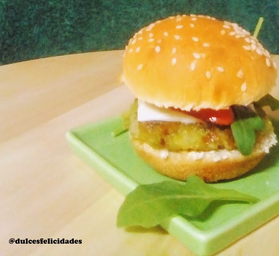 Hamburguesas de guisantes con salsa de yogur