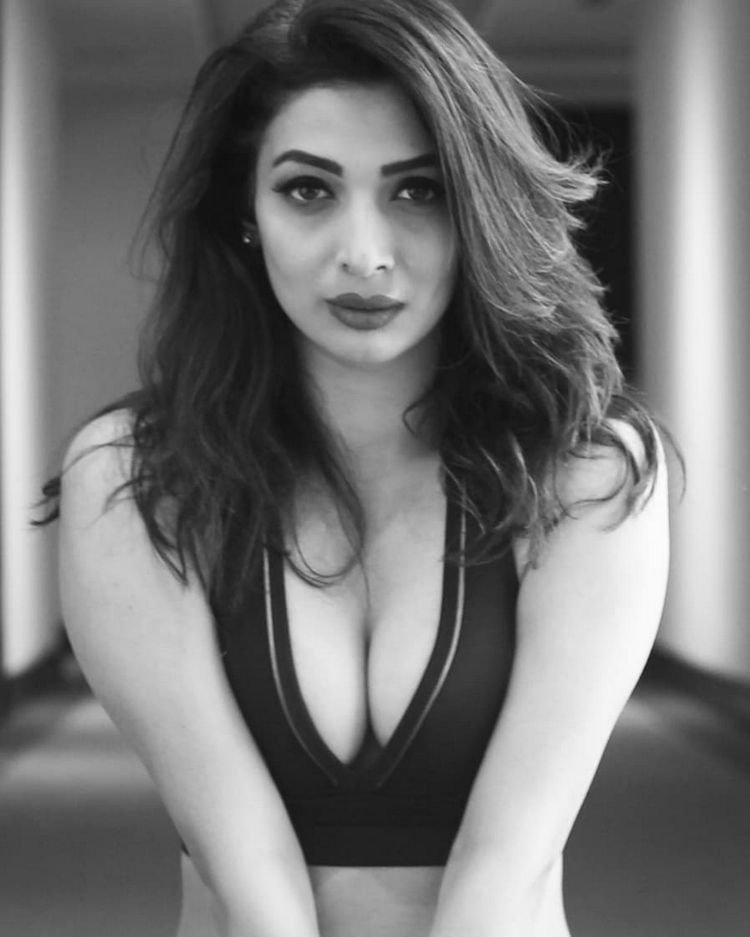 Anisha Vora Nude Sexy Indians - Bollywood Actress Heena Panchal cleavage Hot Pics Latest ...