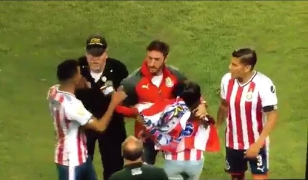 Jugadores de Chivas defendieron a aficionada que era agredida por policía en EU. Jugadores de Chivas defendieron a aficionada que era agredida por policía en EU.