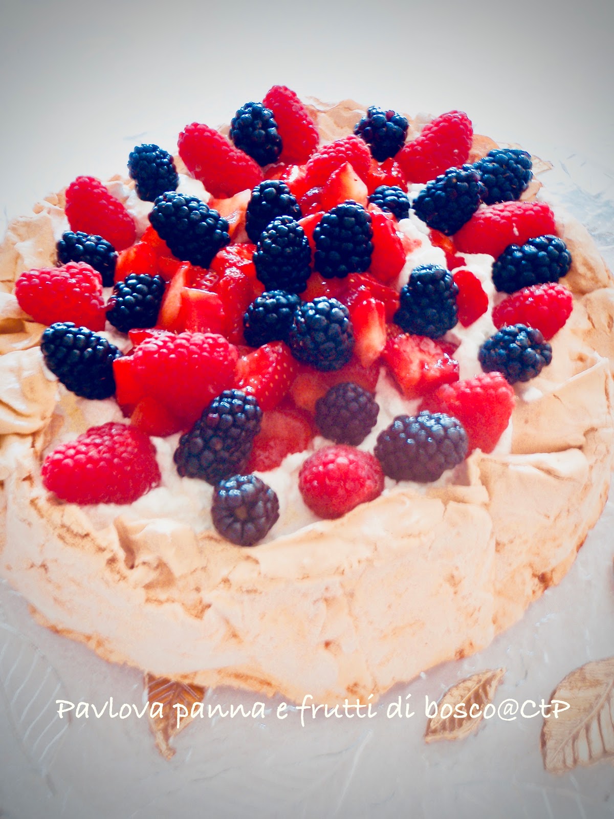 Pavlova con panna e frutti di bosco alessandra ruggeri Pavlova con panna e frutti di bosco alessandra ruggeri