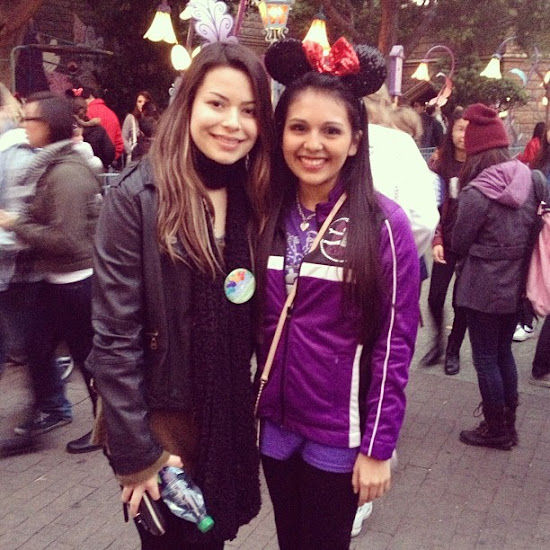 Miranda Cosgrove fans peru en Disneyland 2013