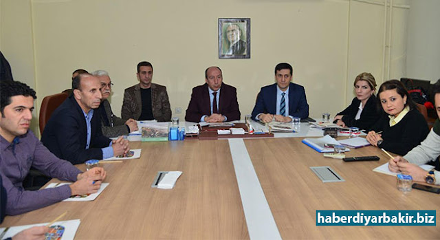 Diyarbakır Büyükşehir Belediyesi gıda denetimi toplantısı yaptı DİYARBAKIR-Diyarbakır Büyükşehir Belediye Başkanı Cumali Atilla'nın talimatıyla kurumlar arasında "gıda denetimi, hayvan sağlığı ve iş yerlerinin ruhsatlandırılması" konularında iş birliği halinde çalışmalar yürütülmesi için toplantı düzenlendi.