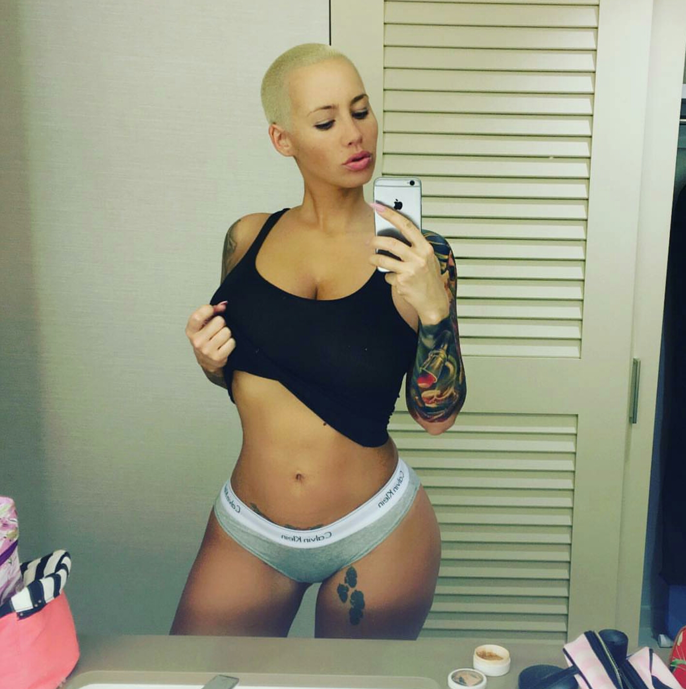 LAYO 50's WORLD: Amber Rose puts her half nude body on display
