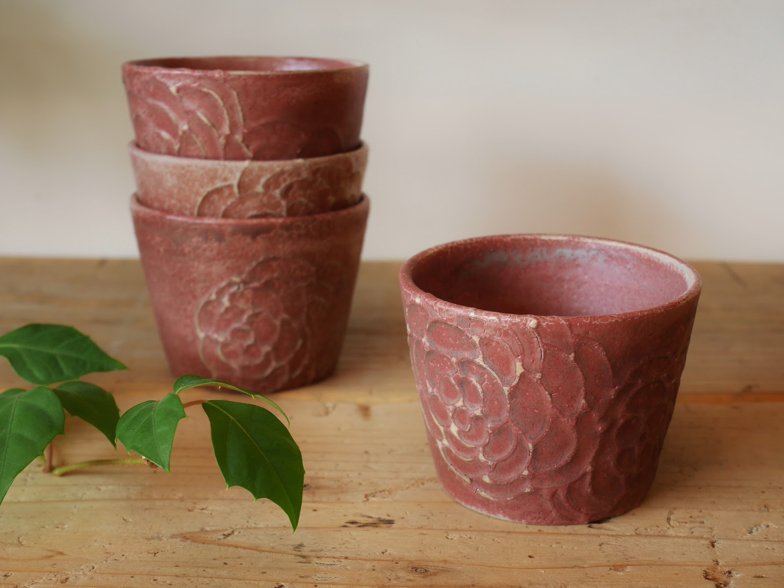 望月万里 作家器 最終日 特価 青色の花柄エンボススープカップ 望月万里 作家器 最終日 特価 青色の花柄エンボススープカップ