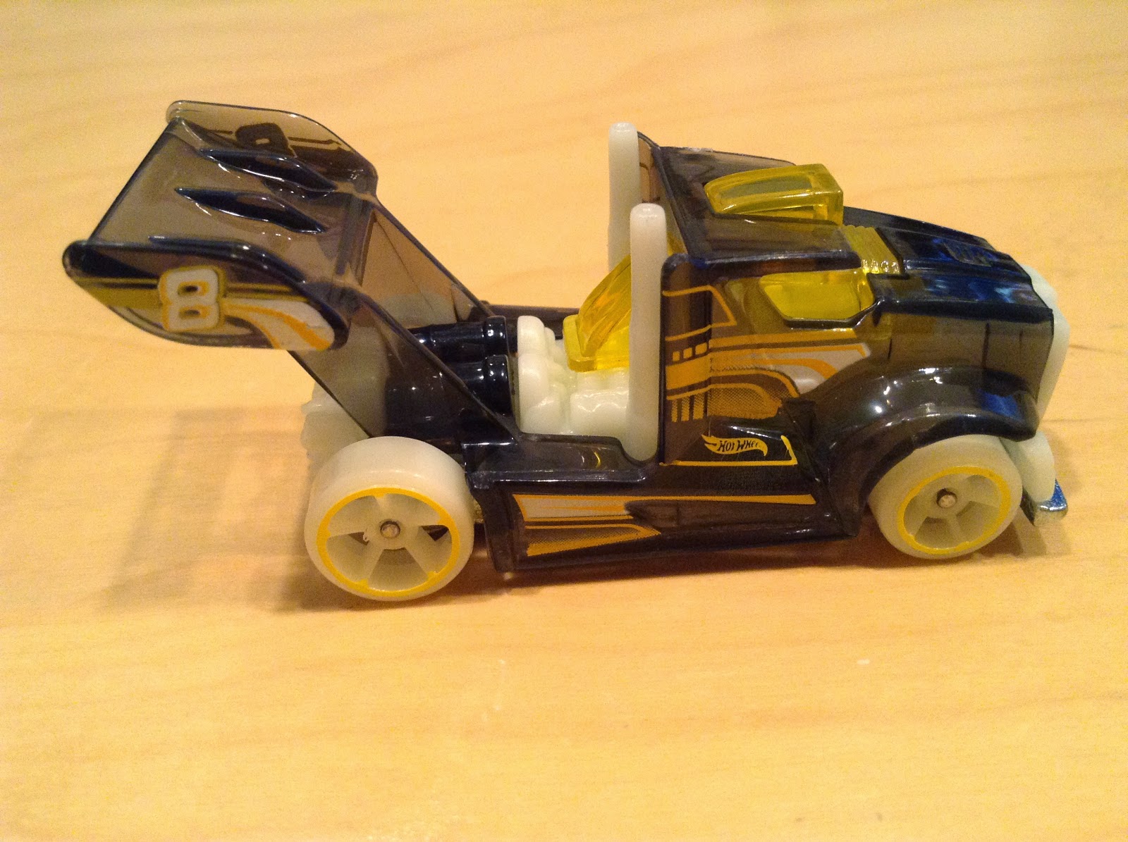 JULIAN'S HOT WHEELS BLOG: Rig Storm (2015 Night Storm - Glow in the Dark)