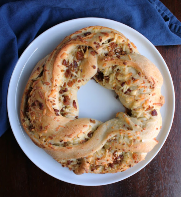This simple bacon cheddar bread wreath only takes three ingredients and. Nobody but you will know how easy it is and they'll all be wanting a second slice! braided bacon and cheddar bread wreath on white plate