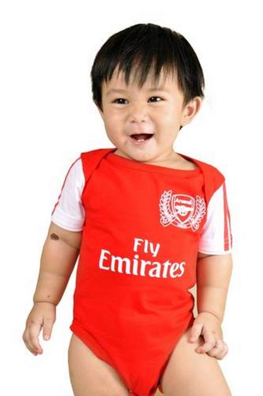 Galeri Foto Bayi Lucu Pakai Baju Tim Sepak Bola Arsenal