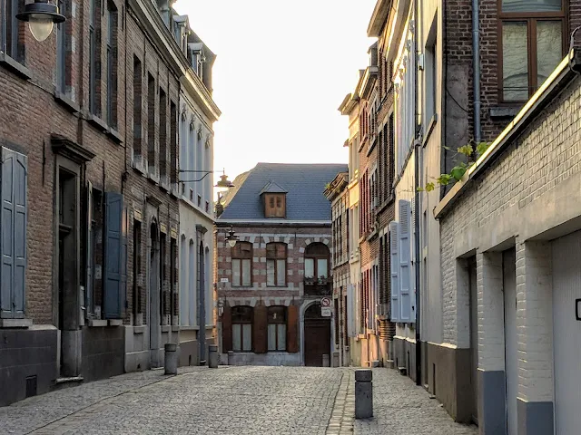 What to do in Mons Belgium in one day: cobbled streets and brick buildings