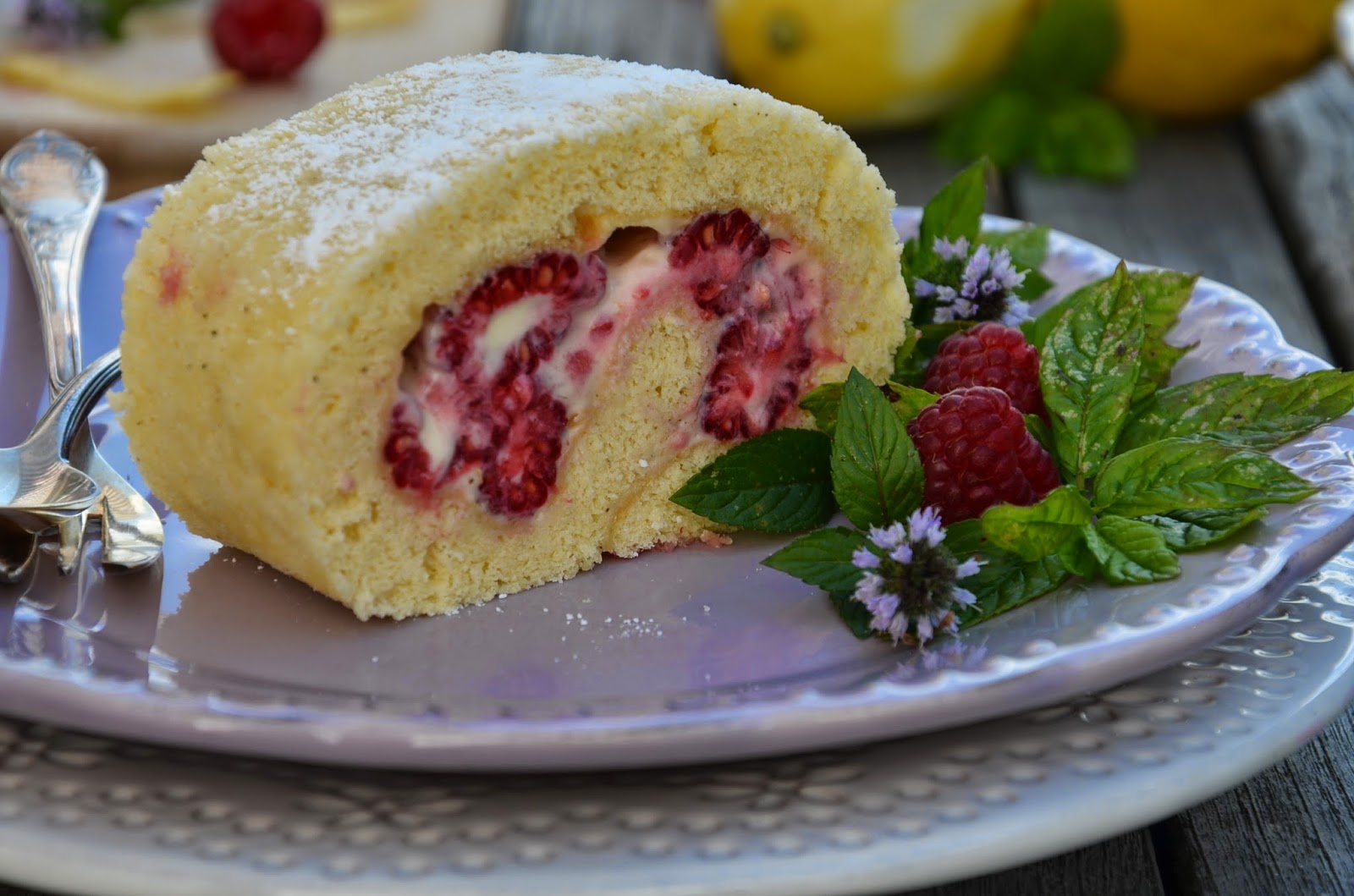 Himbeer- Lemon Curd Biskuitrolle