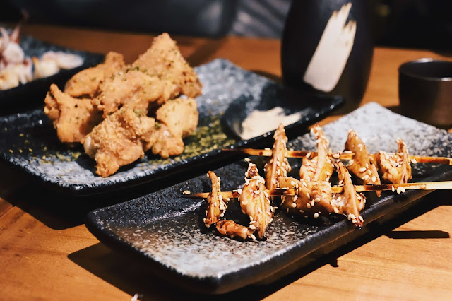 脆口雞軟骨、雞心等，以及限量的炸雞膝骨（雞腿連接雞爪的關節部位），也皆是下酒時不可或缺的小菜。