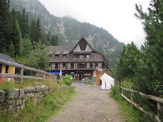 Schronisko nad Popradzkim Stawem (słow. Chata pri Popradskom plese, 1500 m n.p.m.).