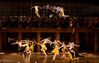 Hofesh Shechter Company Dancers with English Baroque Soloists in Orphée et Eurydice. ©2015 ROH. Photograph by Bill Cooper