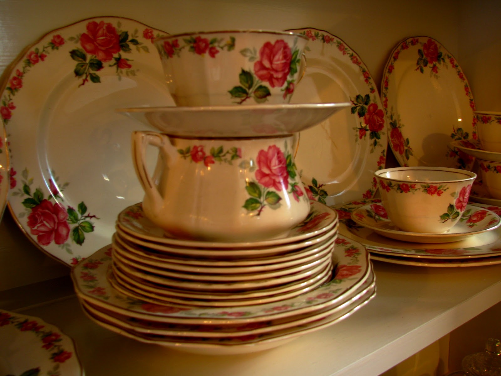 vintage-home-dishes-with-roses
