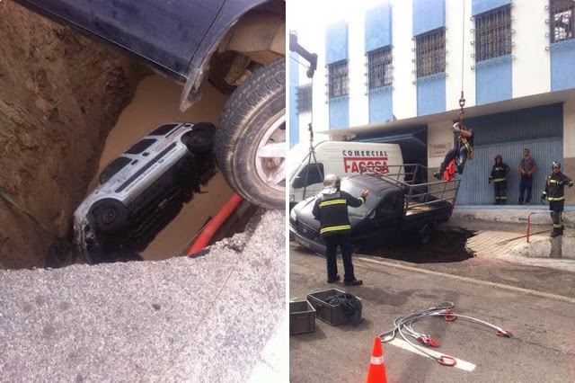 Bomberos de Las Palmas de Gran canaria rescatan a un conductor que cayó a un socavón por hundimiento de calle