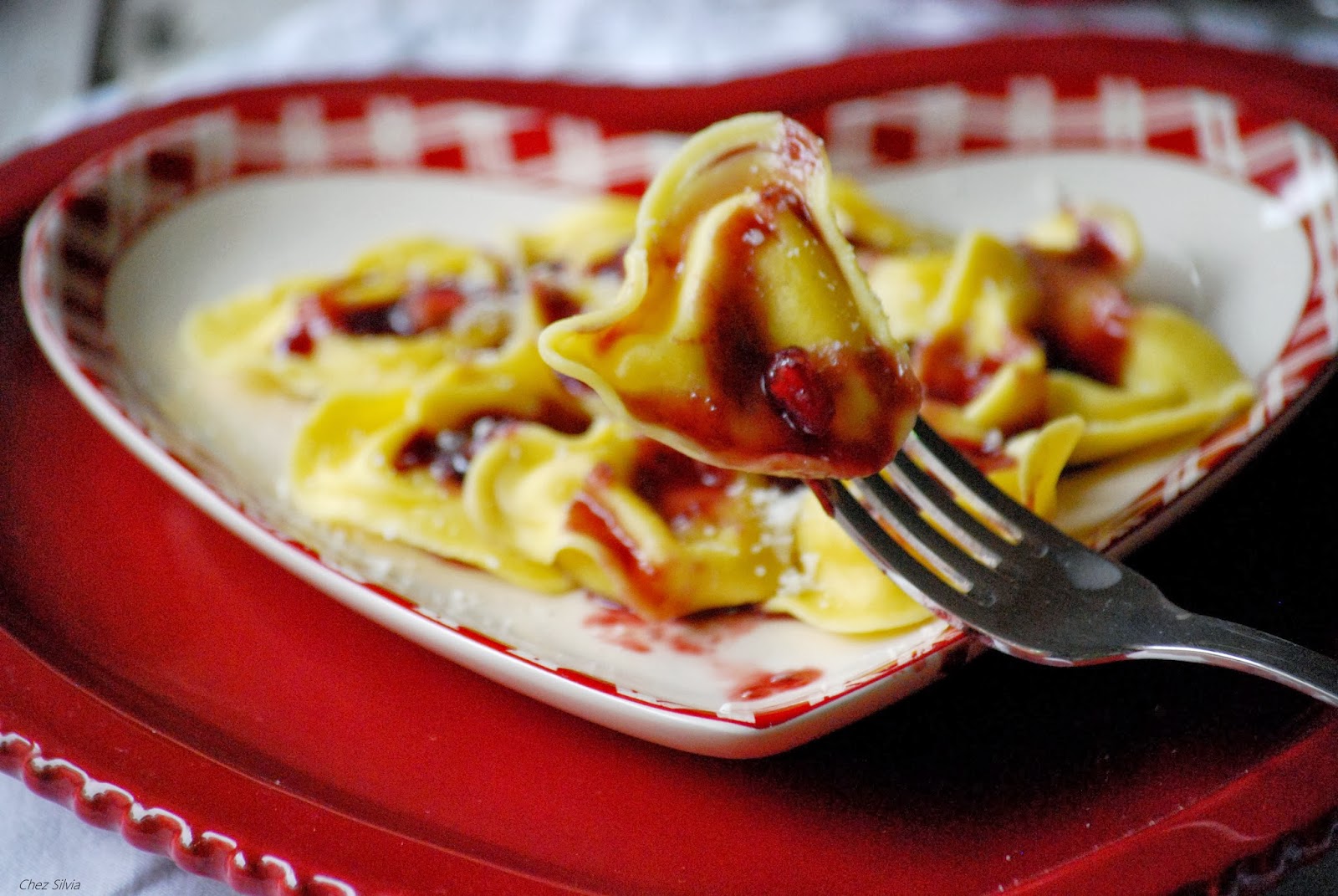 cuoricino-al-queso-con-salsa-de-vino-y-fresas-chez-silvia