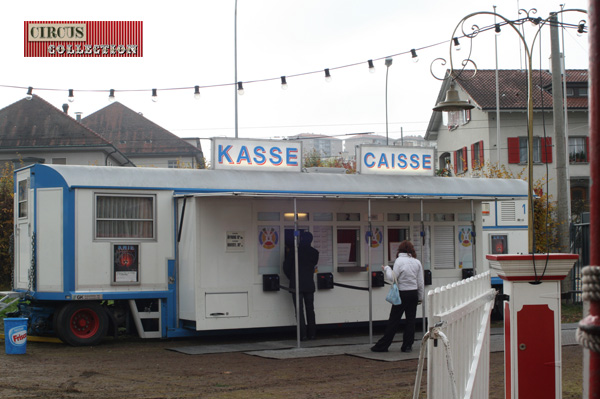 roulotte caisse du Cirque Knie tiroir déployé et avant toit levé