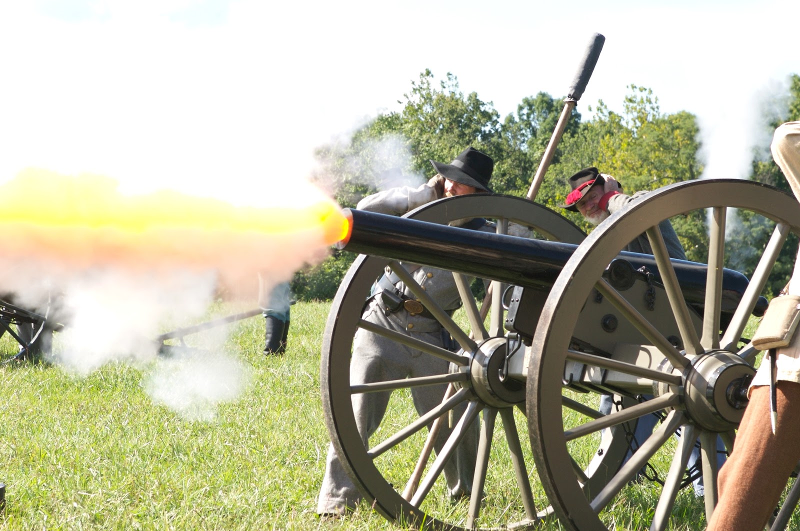 アメリカの南北戦争の時代の大砲を発射して煙が大きく上がっている