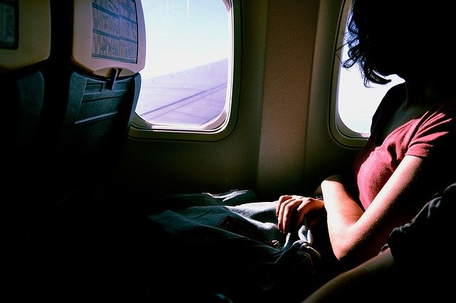 mujer sentada en un asiento de avión