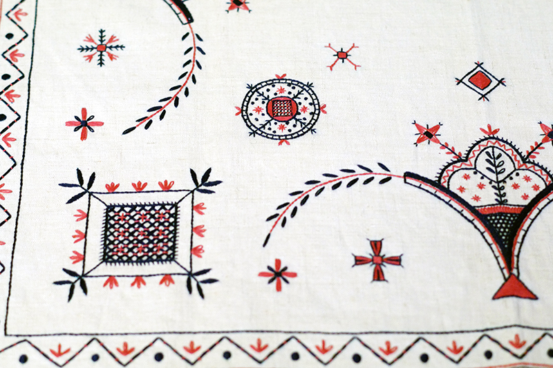 Hallandssöm, broderier ur Handarbetets Vänners samlingar. Foto av Alicia Sivertsson. Traditional Swedish embroidery, photo by Alicia Sivertsson.