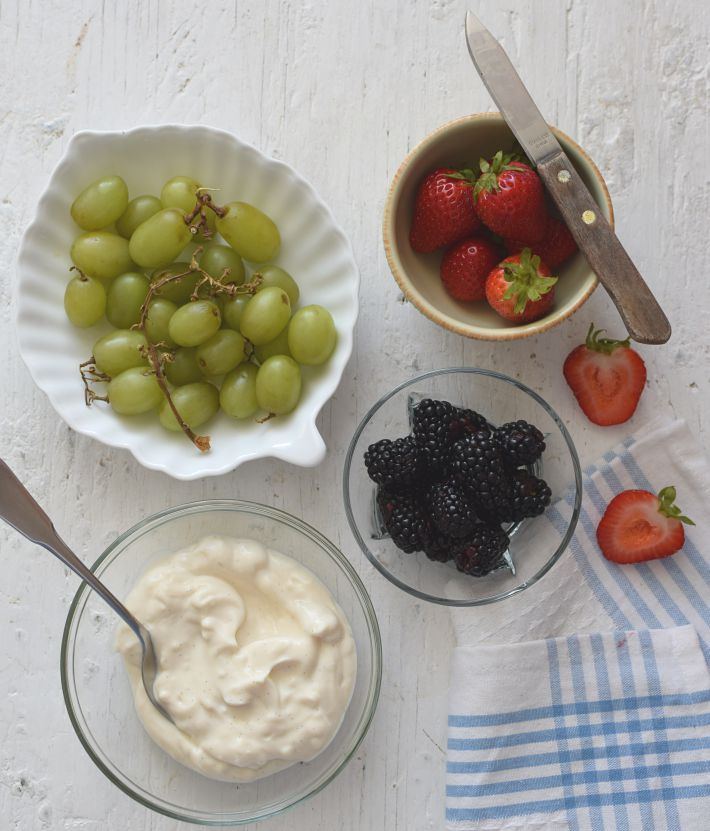 Toppings para los panqueques: frutas frescas, yogurt y miel