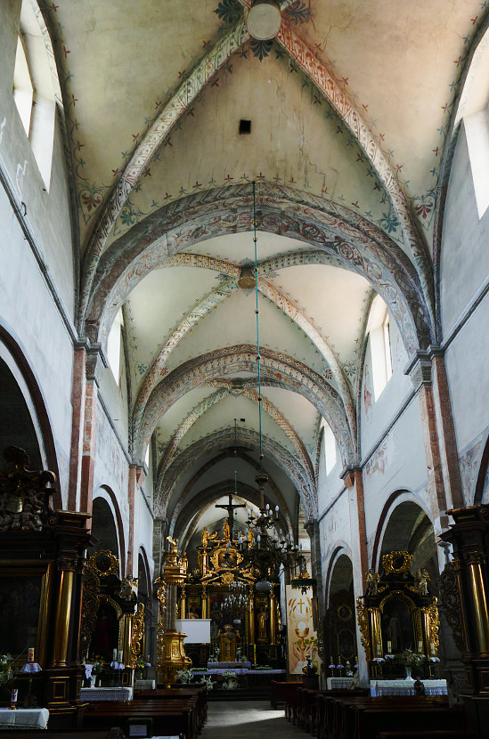 Koprzywnica, kościół Św Floriana, nawa główna i ołtarz