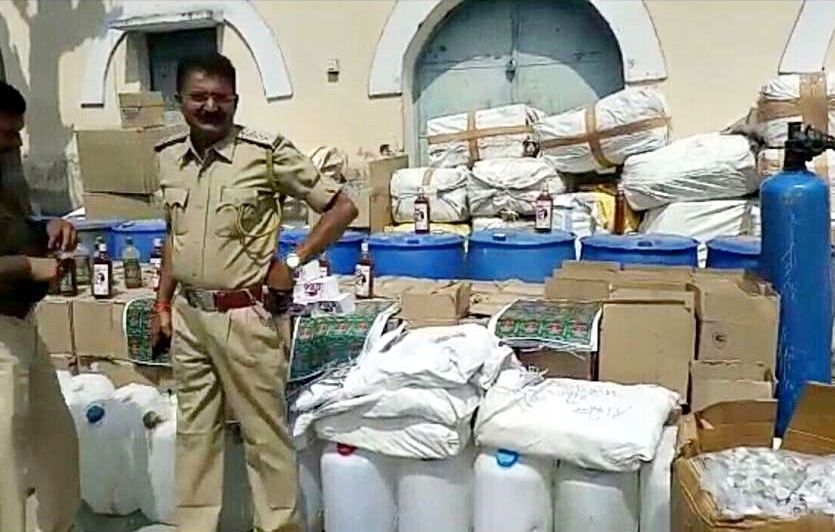 आबकारी अमले ने अवैध शराब बनाने की फैक्टी पकड़ी Alirajpur News- आबकारी अमले ने अवैध शराब बनाने की फैक्टी पकड़ी