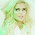 Bebe Rexha vai parar no hospício em clipe grandioso e absurdinho de "I'm a Mess"