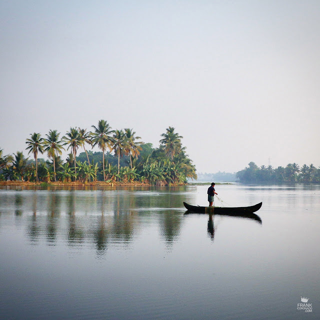 Pescador en backwater de Kerala India