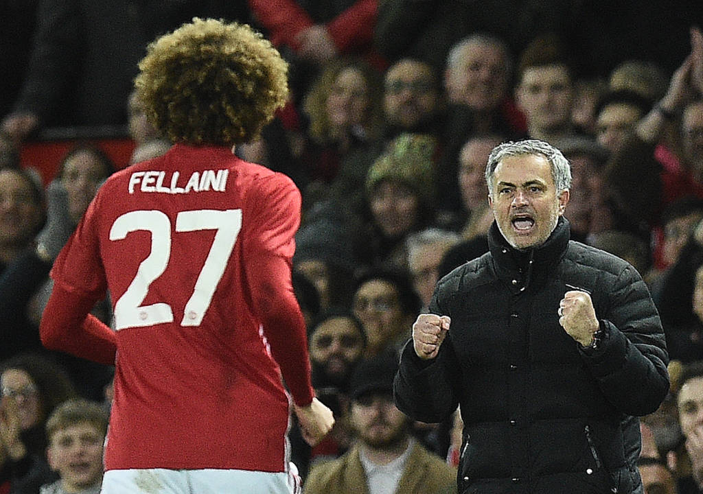 O belga Marouane Fellaini acabou com o jejum de gols e vibrou com o técnico Jose Mourinho (Foto: AFP PHOTO / Oli SCARFF) O belga Marouane Fellaini acabou com o jejum de gols e vibrou com o técnico Jose Mourinho (Foto: AFP PHOTO / Oli SCARFF)