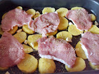 Muschi de porc felii cu cartofi si rozmarin in tava gata de preparare la cuptor