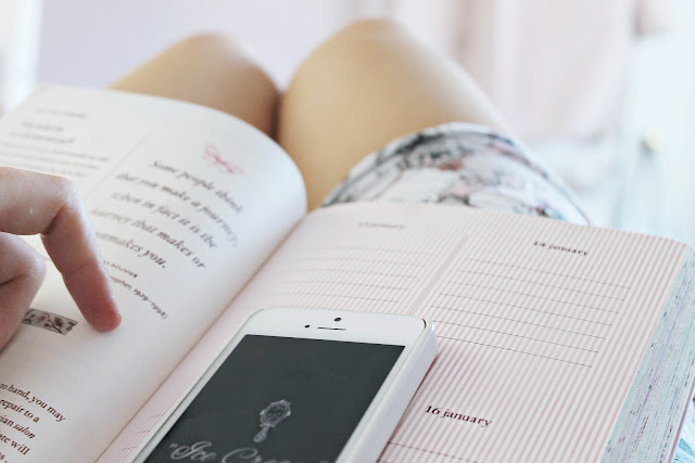 Logojoy design girly blog header logo review Logojoy design girly blog header logo review