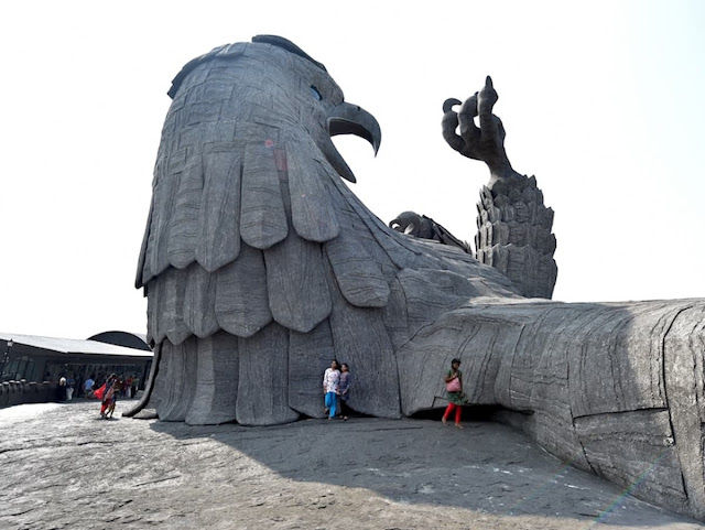 India-inaugura-colosal-estatua-de-águila-arquitectura-rajiv-anchal