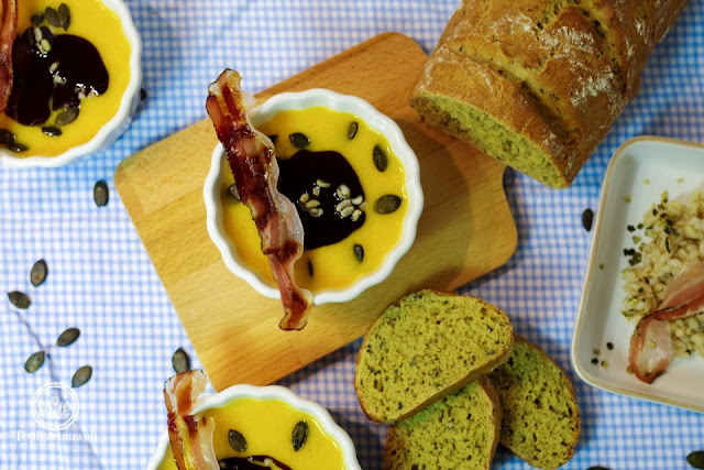 einfache steirische Kürbiscremesuppe mit Crème Fraiche und Rollgerste - Foodblog Topgartenwelt