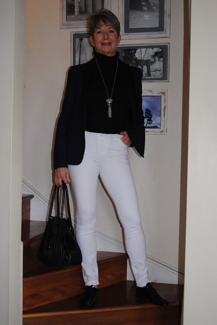 how to wear white jeans