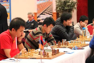 La Chine bat l'Arménie grâce aux deux victoires de Bu Xiangzhi et Ding Liren ce qui donne à l'équipe asiatique d'échecs le point du match sur le score de 2.5 à 1.5