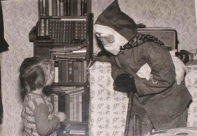 These 30 Creepy Vintage Santa Claus Photos That Will Give