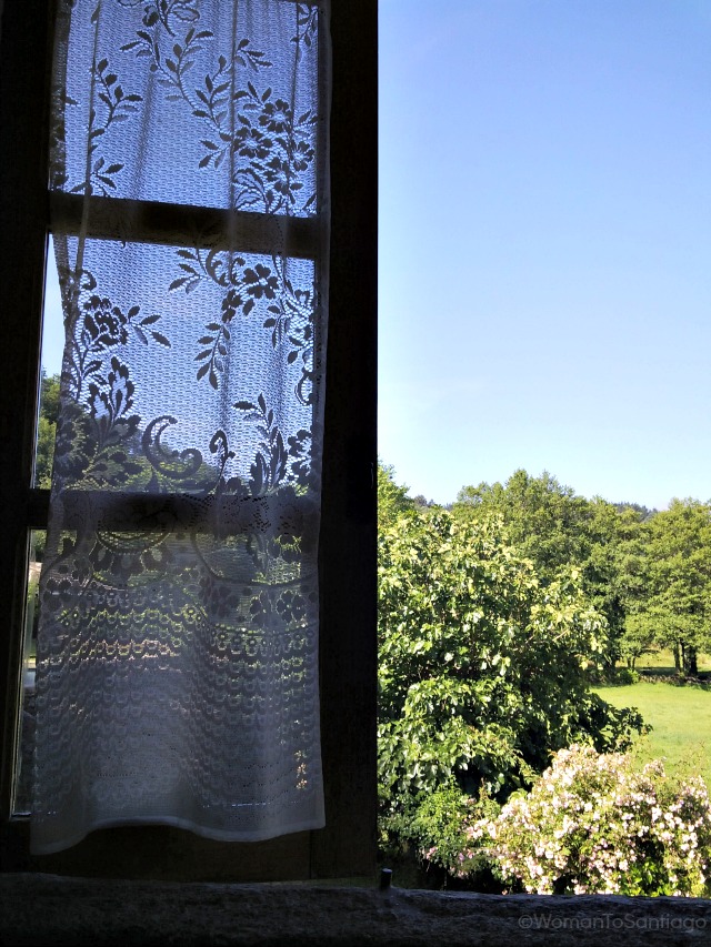 fervenza-casa-rural-lugo-galicia-ventana-womantosantiago