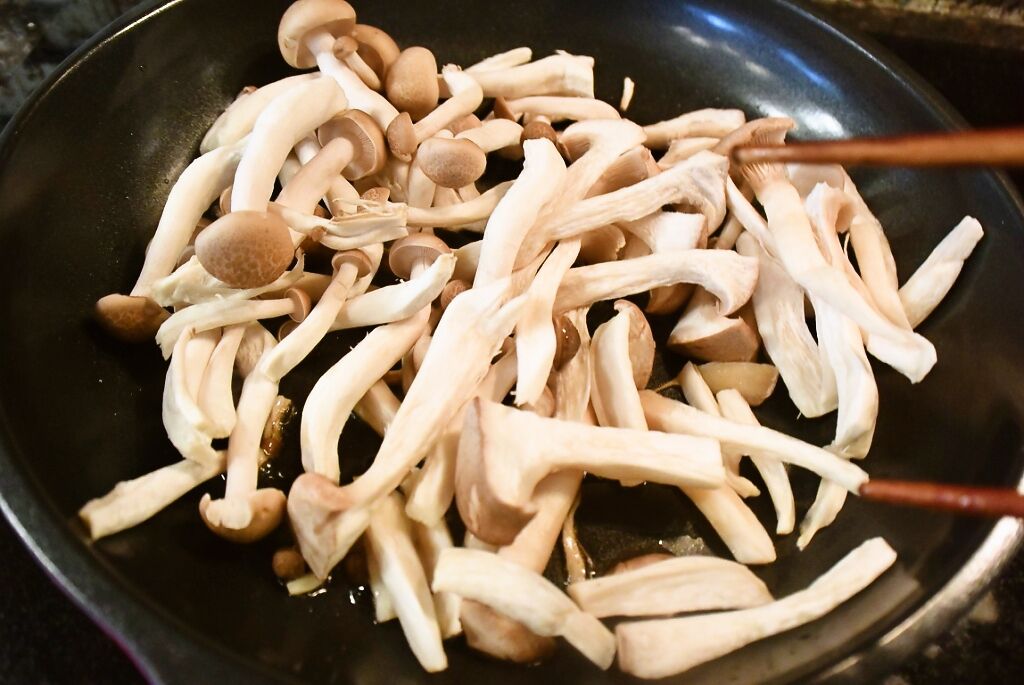 Recipes for Tom Eringi to shimeji no namuru / namul saute with king