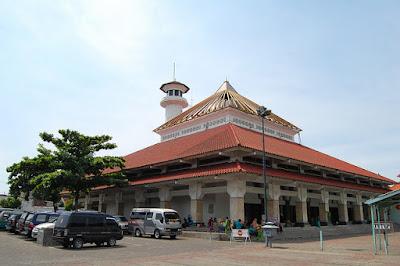 Wisata Religi : 9 Masjid Agung Tertua Di Indonesia