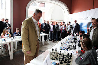 Echecs à Moscou : L'ex-champion du monde Garry Kasparov en visite à Moscou a donné une simultanée contre des jeunes joueurs - Photo © Chessbase 