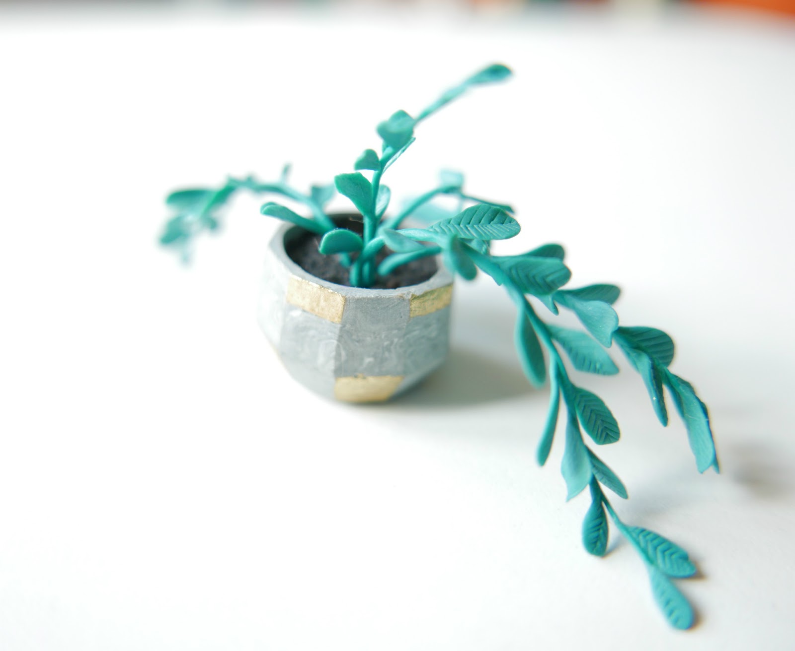 Nibyniebo Miniature plants in faux concrete pots