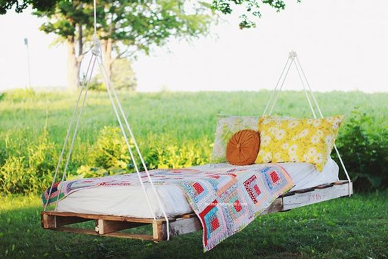 Oh-no! BOHO #3 / Never too late for 5 more décor cliches - pallet swing bed www.bohohome.com @bohosusan