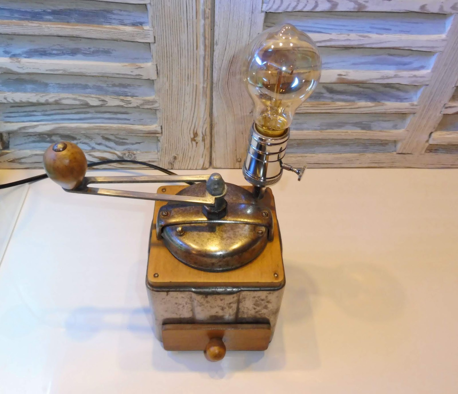 De la lumière dans l'atelier Ancien moulin à café chromé marque