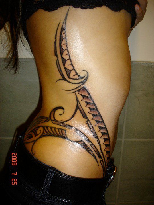 Un precioso tatuaje maori en las costillas
