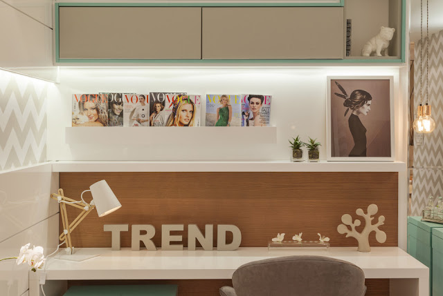 Quarto de casal com penteadeira turquesa por Carmen Calixto. Blog Achados de Decoração Quarto de casal com penteadeira turquesa por Carmen Calixto. Blog Achados de Decoração