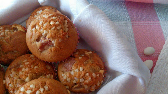 muffins magdalenas cava fresas chocolate blanco desayuno merienda postre azúcar perlado horno rico sencillo 