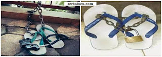 Gambar foto sandal jepit di gembok